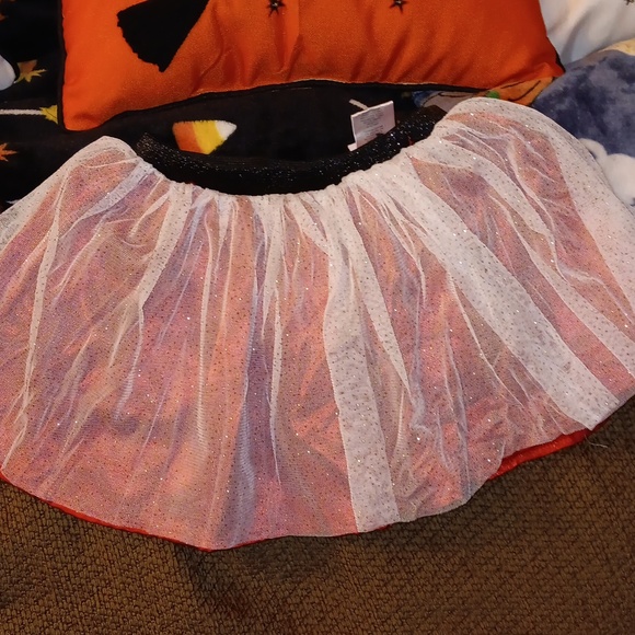 Girl’s Christmas Top & Skirt Set built in shorts - Picture 3 of 3